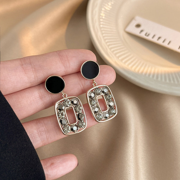 Cercei dama cu pietre decorative model nou