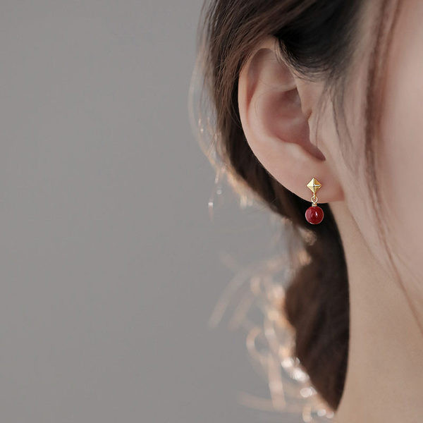 Cercei mici cu șurub