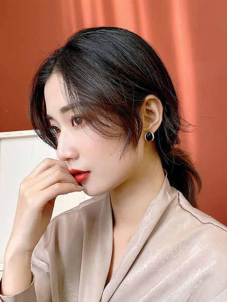 Cercei mici cu pietre și prindere cu șuruburi