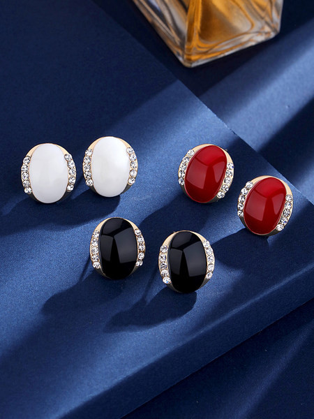 Cercei mici cu pietre și prindere cu șuruburi