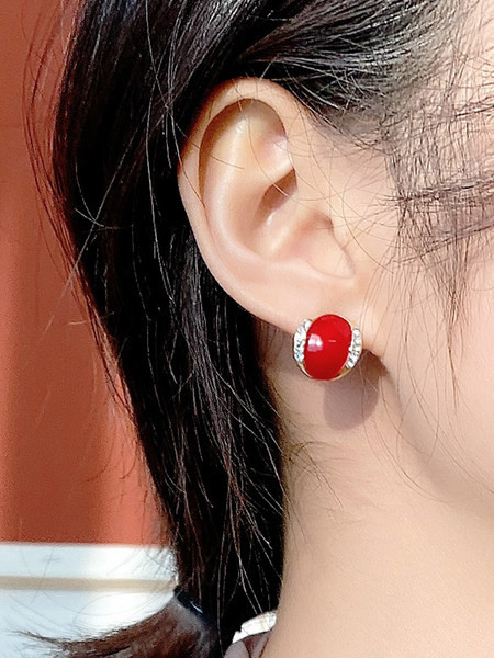 Cercei mici cu pietre și prindere cu șuruburi