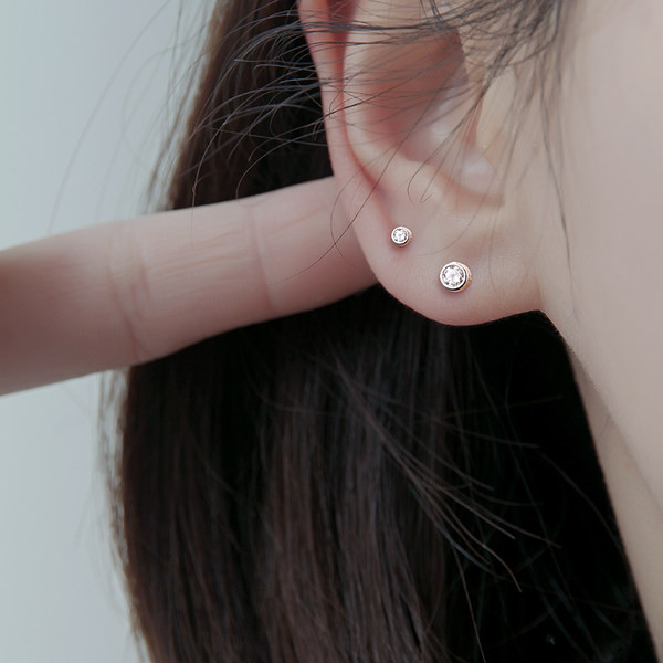 Model nou de cercei de dama in forma rotunda si pietre decorative