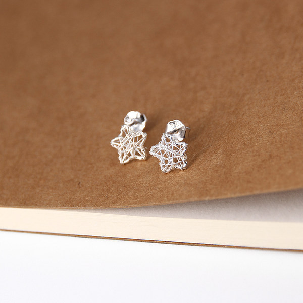 Cercei mici de dama cu inchidere cu surub