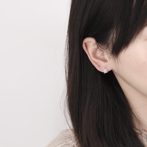 Cercei mici de dama cu inchidere cu surub