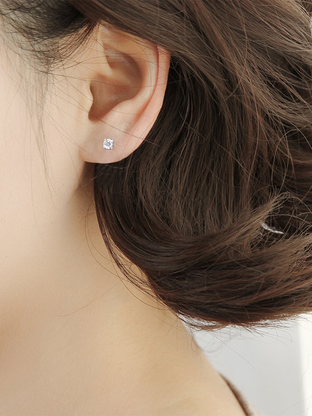 Cercei de dama cu o piatra decorativa in doua culori