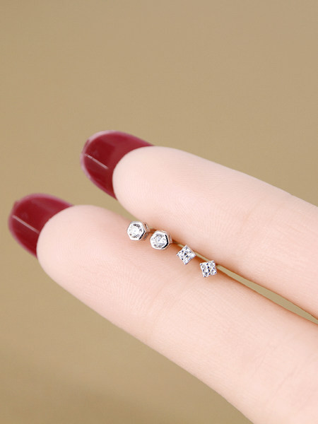 Cercei de dama mici cu piatra - culoare argintie