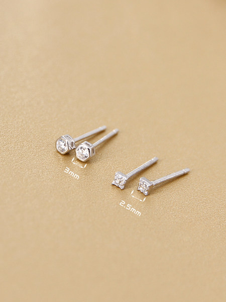 Cercei de dama mici cu piatra - culoare argintie