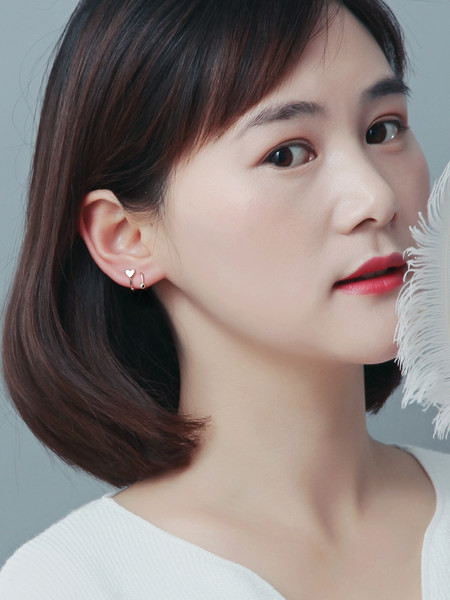 Model nou de cercei de dama in doua culori