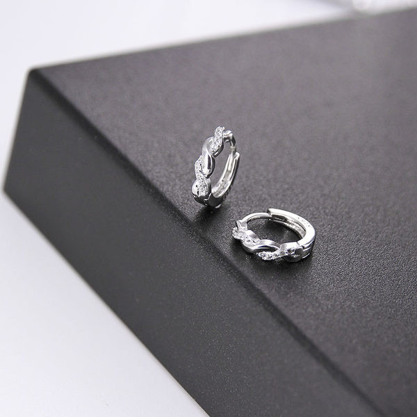 Cercei mici de dama cu pietre si inchizatoare ascunsa