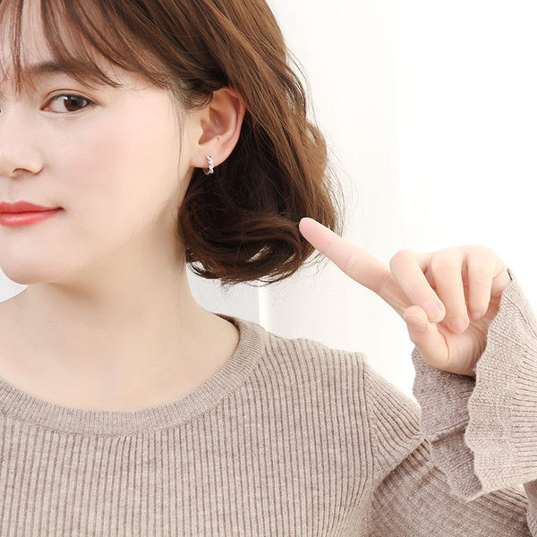 Cercei mici de dama cu pietre si inchizatoare ascunsa