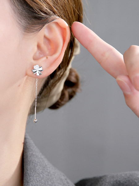 Cercei eleganti din argint cu pandantiv