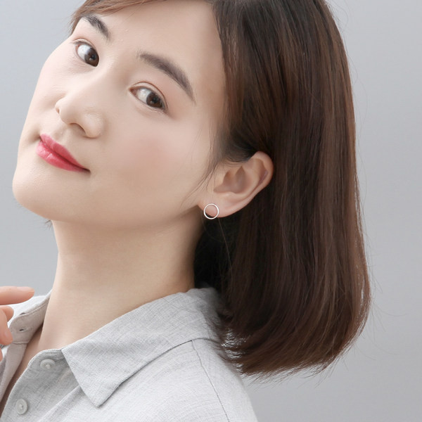 Model curat de cercei dama doua culori