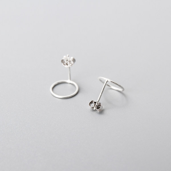 Model curat de cercei dama doua culori