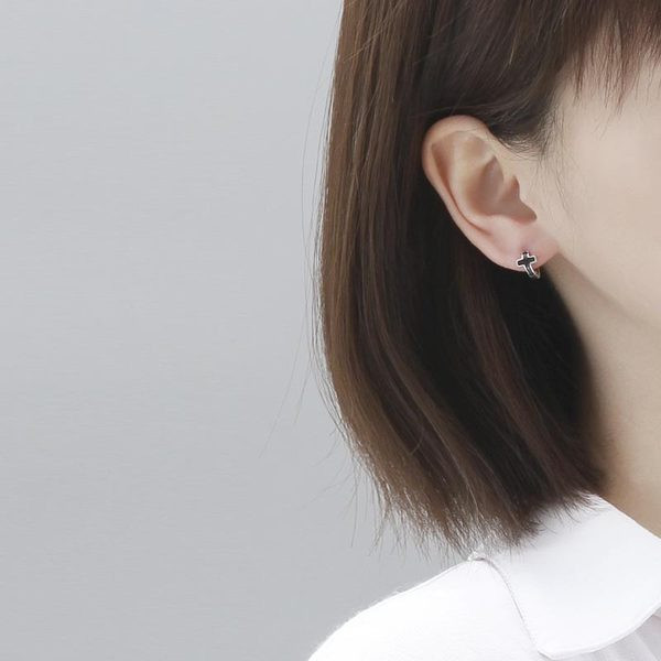 Cercei eleganti de dama in forma de cruce