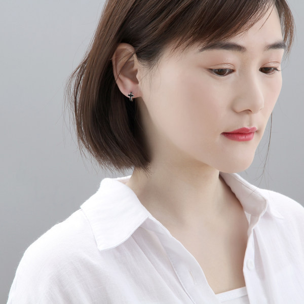 Cercei eleganti de dama in forma de cruce