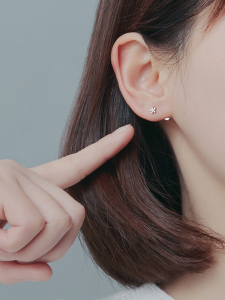 Cercei de dama din argint in forma de flori