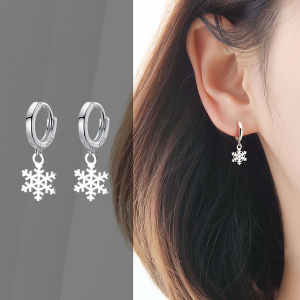 Cercei delicati din argint - in forma de fulg de nea