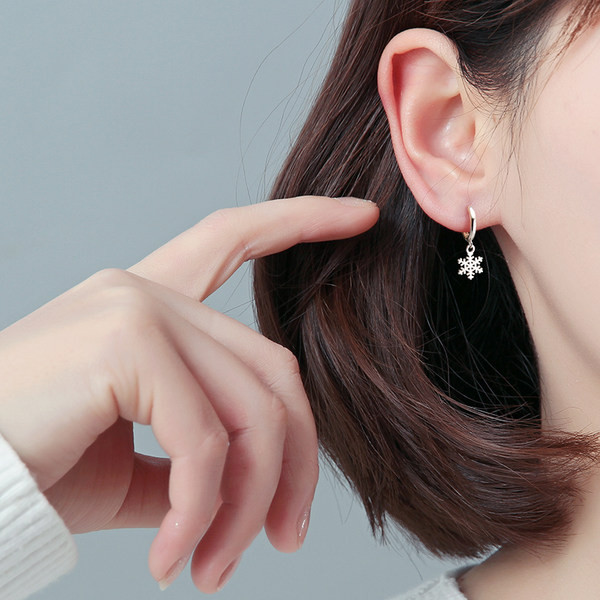 Cercei delicati din argint - in forma de fulg de nea