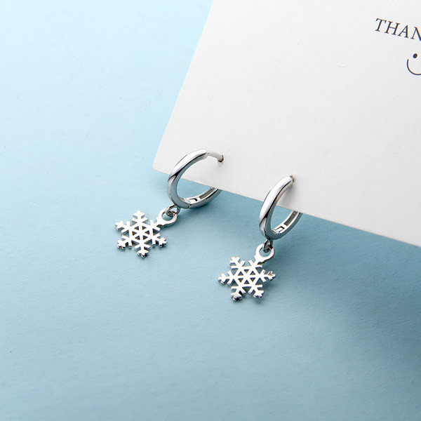 Cercei delicati din argint - in forma de fulg de nea