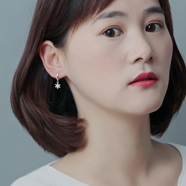 Cercei delicati din argint - in forma de fulg de nea