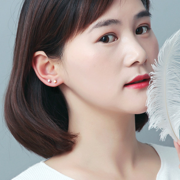 Cercei mici geometrici moderni pentru femei