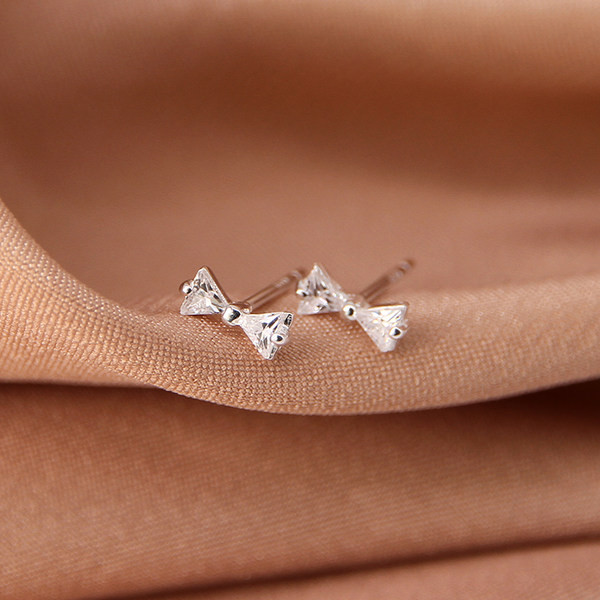 Cercei de dama sub forma de panglica de culoare argintie