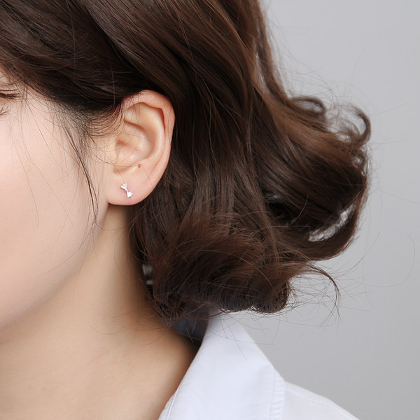 Cercei de dama sub forma de panglica de culoare argintie