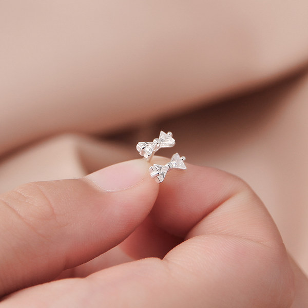 Cercei de dama sub forma de panglica de culoare argintie