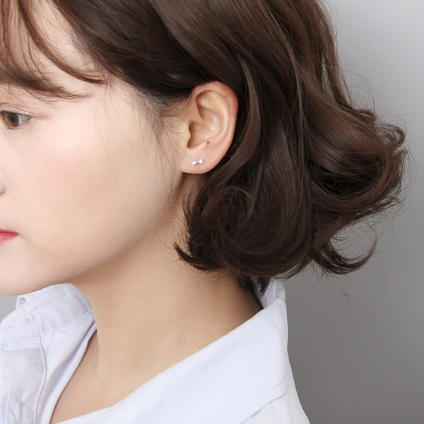 Cercei de dama sub forma de panglica de culoare argintie