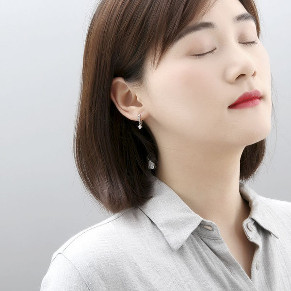 Cercei moderni de dama cu pandantiv - culoare argintie