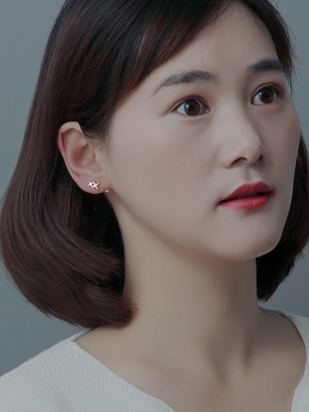 Cercei mici de dama in forma de stea cu inchidere cu surub