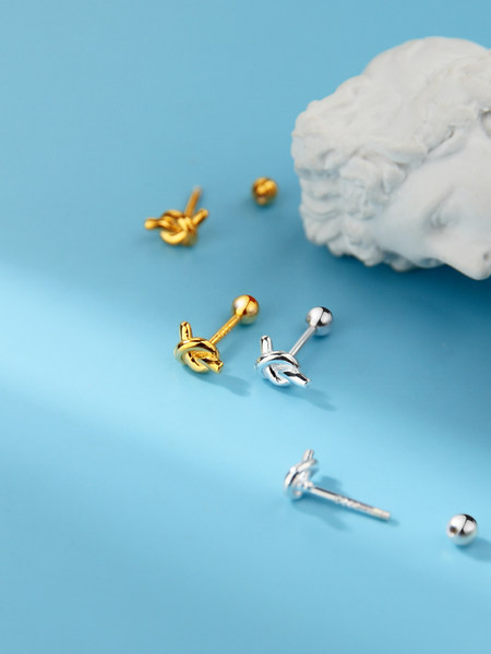 Cercei cu știfturi moderni de damă