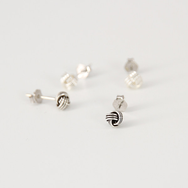 Cercei simpli mici cu prindere cu șurub