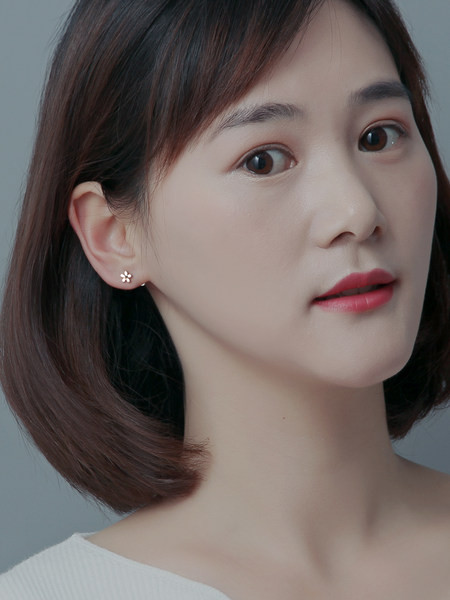 Cercei cu flori eleganti pentru femei