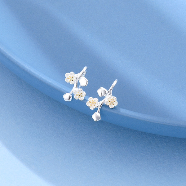 Cercei moderni de dama cu flori - culoare argintie