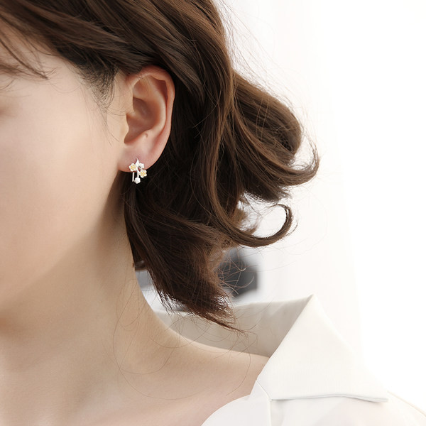 Cercei moderni de dama cu flori - culoare argintie