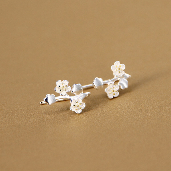 Cercei moderni de dama cu flori - culoare argintie