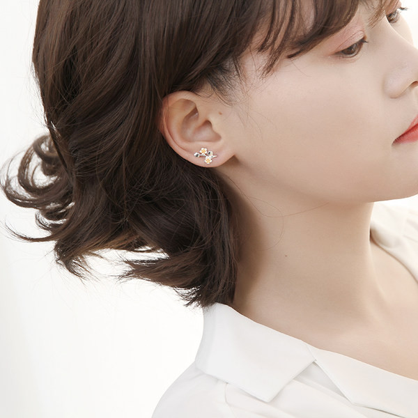 Cercei moderni de dama cu flori - culoare argintie