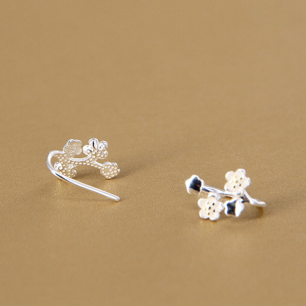 Cercei moderni de dama cu flori - culoare argintie