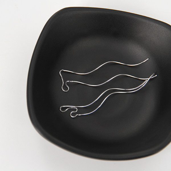 Cercei ondulați de damă cu model casual