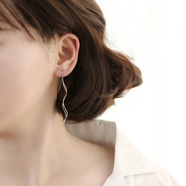 Cercei ondulați de damă cu model casual
