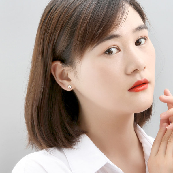 Naiste lillelised kõrvarõngad