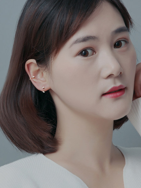 Cercei de damă cu mărgele cu șuruburi