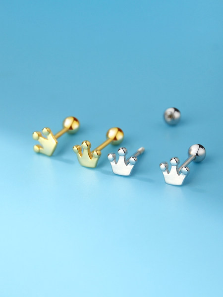 Cercei mici de damă în formă de coroană cu prindere cu șurub