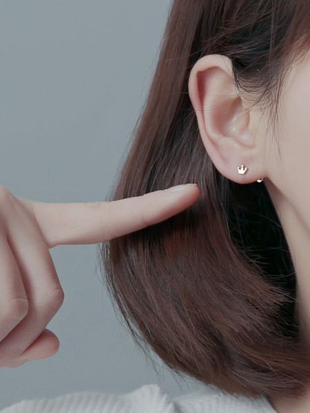 Cercei mici de damă în formă de coroană cu prindere cu șurub