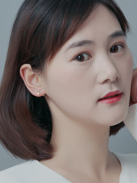 Cercei mici de damă în formă de coroană cu prindere cu șurub