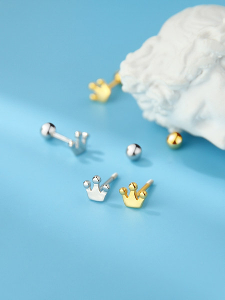Cercei mici de damă în formă de coroană cu prindere cu șurub