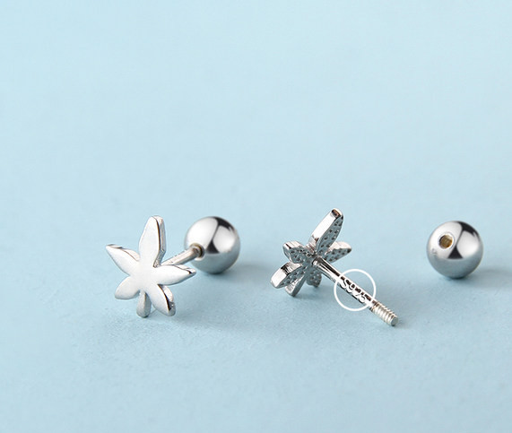 Cercei de damă în formă de frunză mici, cu prindere cu șurub