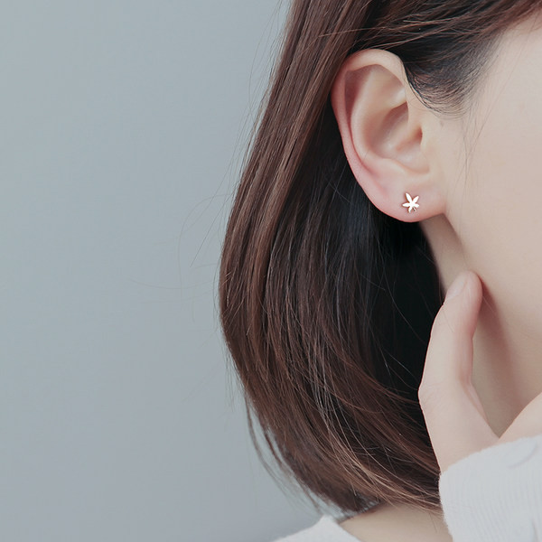 Cercei de damă în formă de frunză mici, cu prindere cu șurub