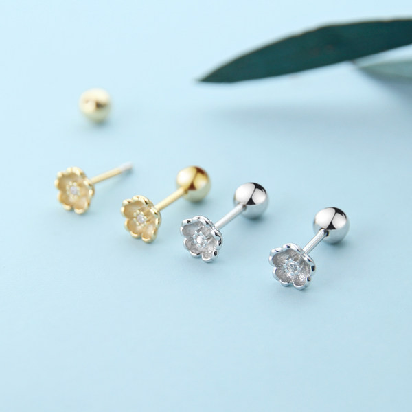 Cercei moderni cu flori pentru femei